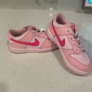Toddler girls Nikes size 10. Excellent used condition.